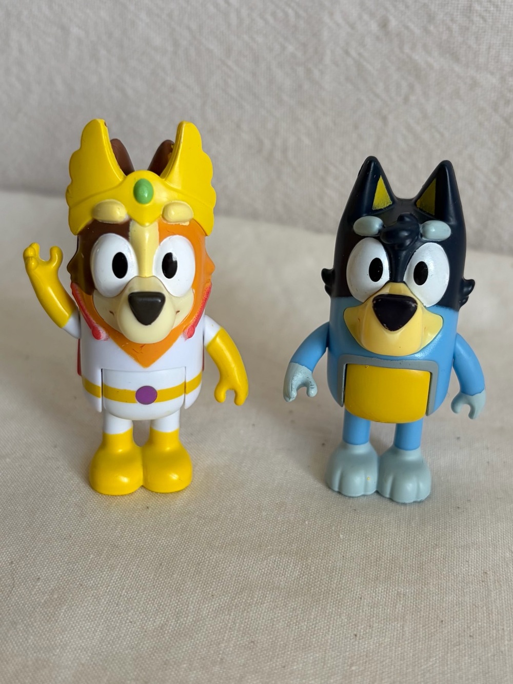 Bluey Fairytale 2 Figurine Set, Young Bandit and Chili